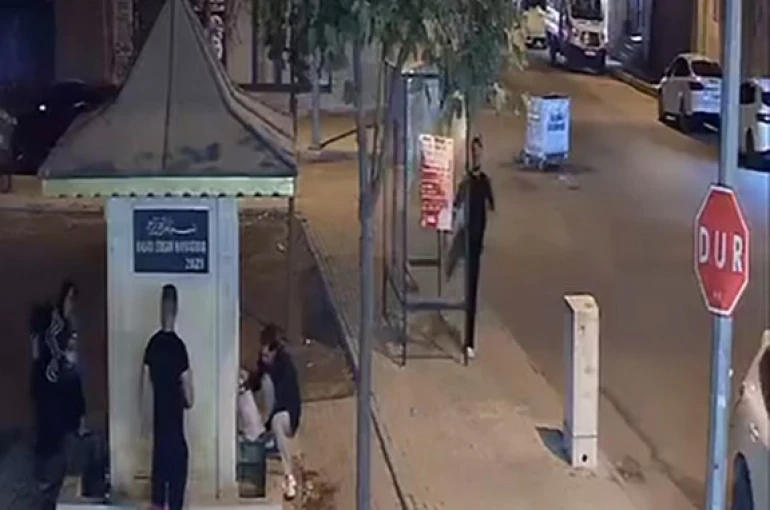 Tekmeyle otobüs durağının camını kırdı