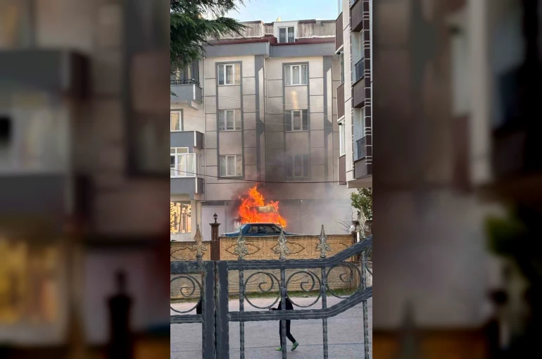 Tekstil malzemeleri yüklü minibüs alev aldı 