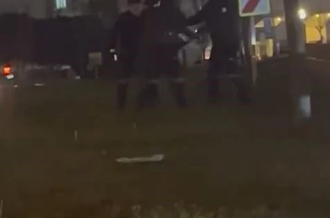 Telefon çalan adam E-5’e kaçtı, bekçiler minibüse binerek kovaladı 