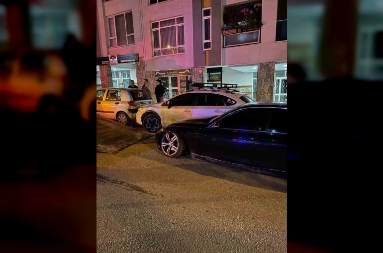 Telefonda başlayan zıtlaşma sokağa taştı… Silahlı çatışma kamerada 