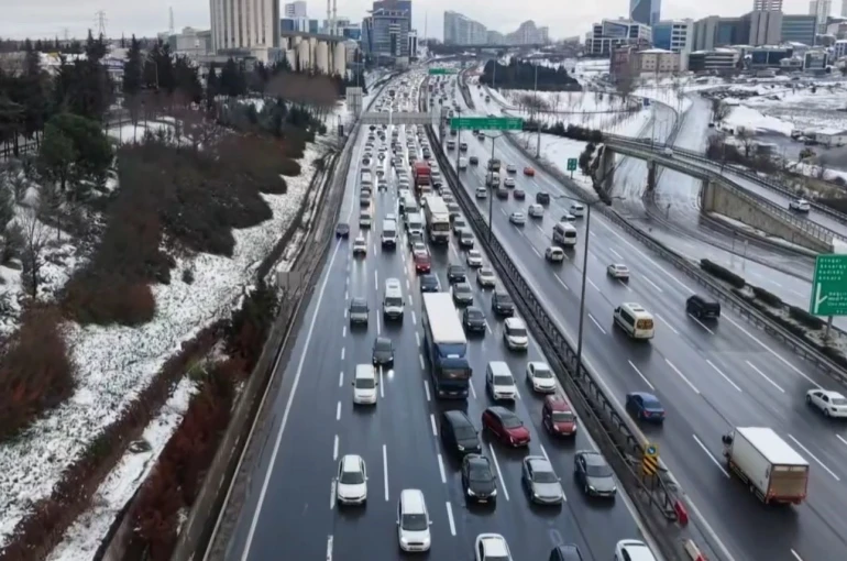 TEM Otoyolu Mahmutbey Gişeleri’nde trafik havadan görüntülendi 