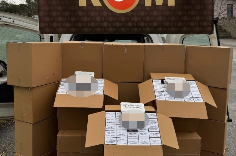 TEM Otoyolu’nda durdurulan araçta 300 bin adet makaron ele geçirildi