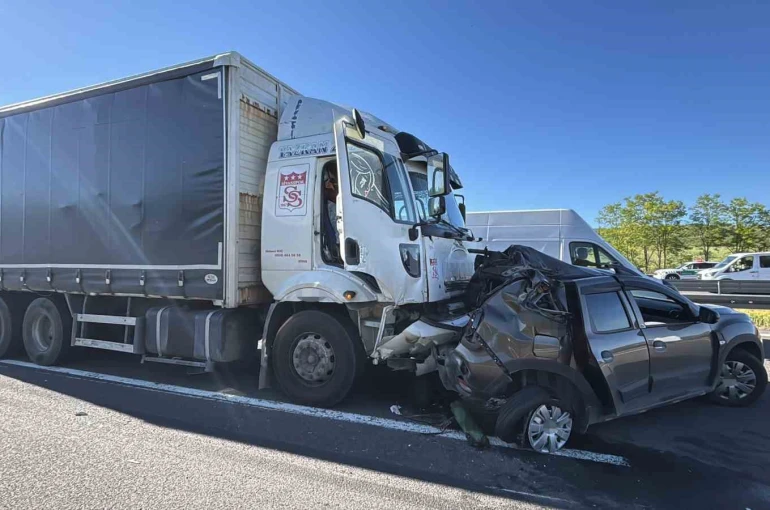 TEM Otoyolu’nda kamyon cipi önüne katıp sürükledi: 2 yaralı 