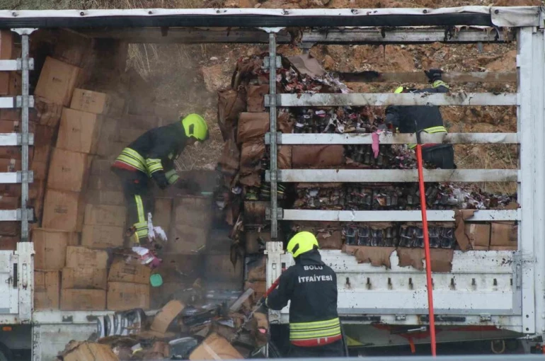 TEM Otoyolu’nda kamyon dorsesinde yangın çıktı