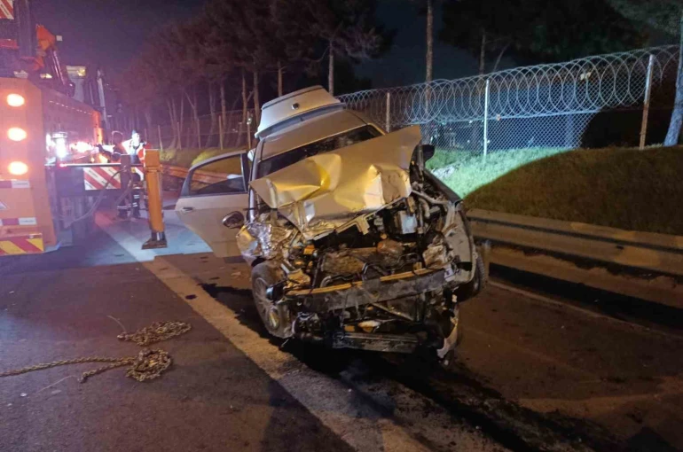 TEM Otoyolu’nda kamyonete çarpan otomobil bariyerlere çıktı: 2 yaralı 