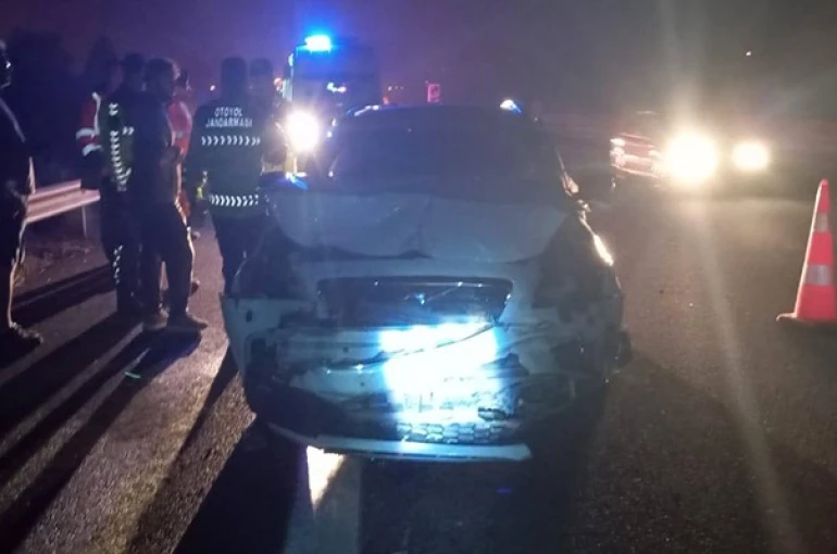 TEM’de tıra çarpan otomobil hurdaya döndü: 1 yaralı 