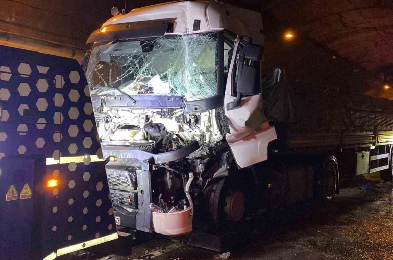 TEM’de tünel içinde 4 araç çarpıştı, sıkışan tır sürücüsü yaralandı 