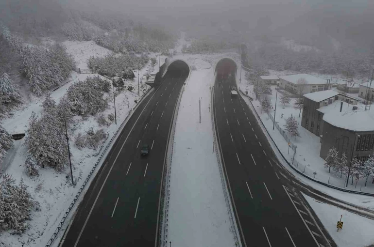 TEM’in Bolu geçişinde kar yağışı etkili oluyor 