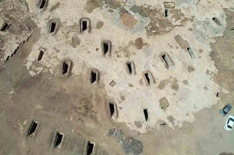 Temizlenen Turuş Kaya Mezarları’nda birbirinden ilginç kabartmalar ortaya çıkıyor