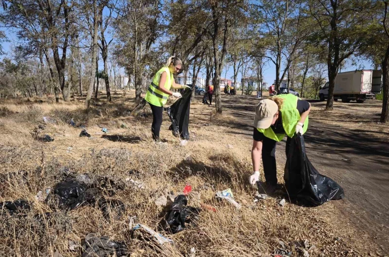 Temizlik etkinliğinde 3 saatte 100 torba atık toplandı 