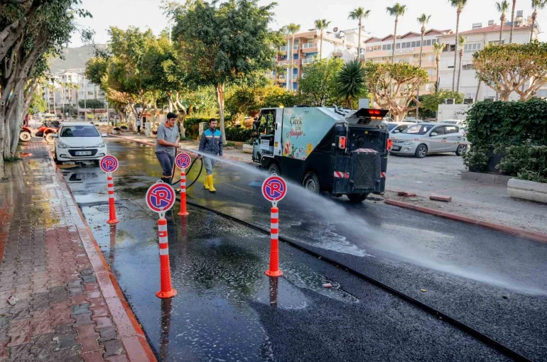 Temizlik işleri ekipleri Alanya’yı bayrama hazırlıyor 