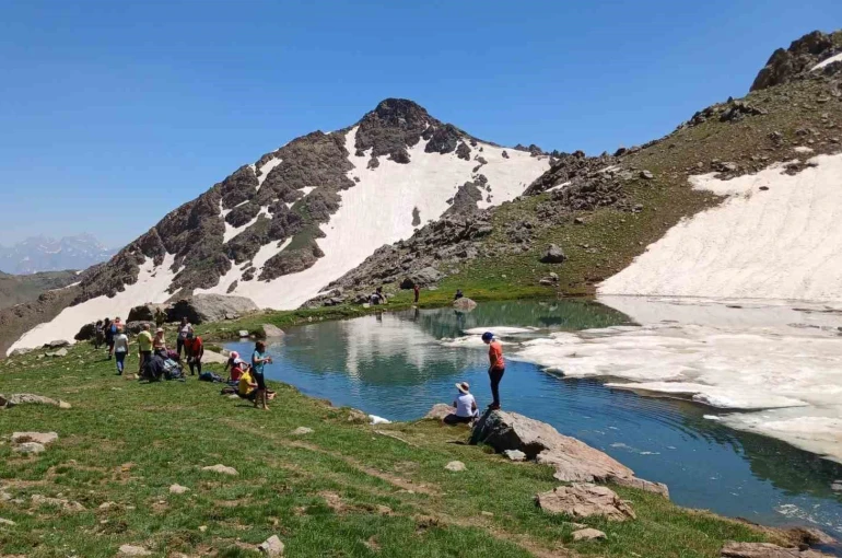 Temmuz ayında buzlu gölde yüzme keyfi 