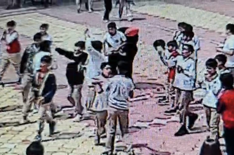 Teneffüste fenalaşan öğrenciye öğretmenden hayat kurtaran müdahale 