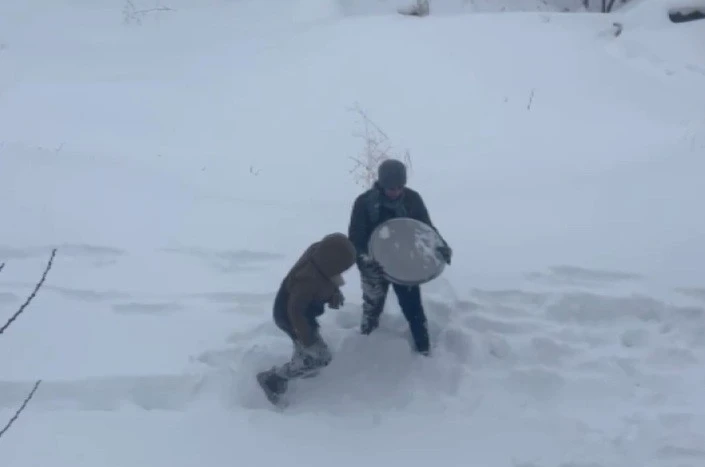 Tepsiyle kayarken havaya attı, kardeşinin başına isabet etti 
