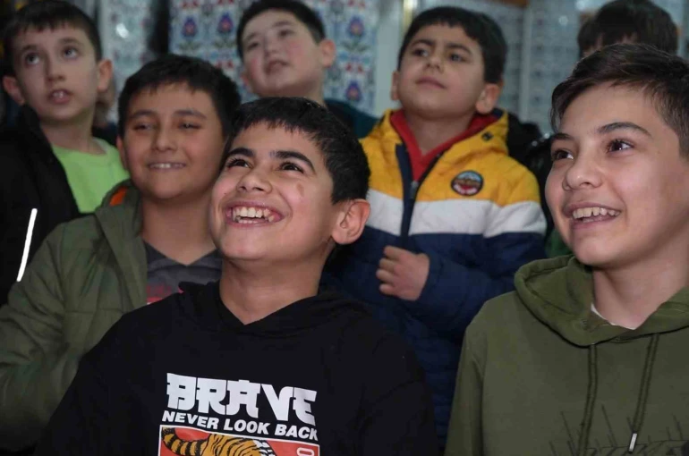 Teravih namazına camiye gelen çocuklar ilahi söyledi