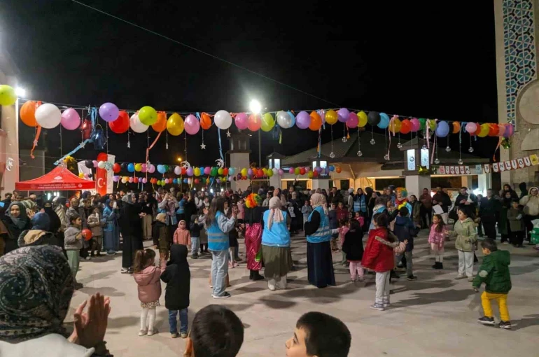 Teravih sonrası cami avlusunda çocuk şenliği düzenlendi 