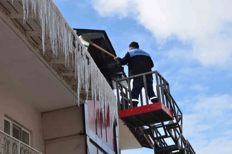 Tercan’da buz sarkıtları temizlendi