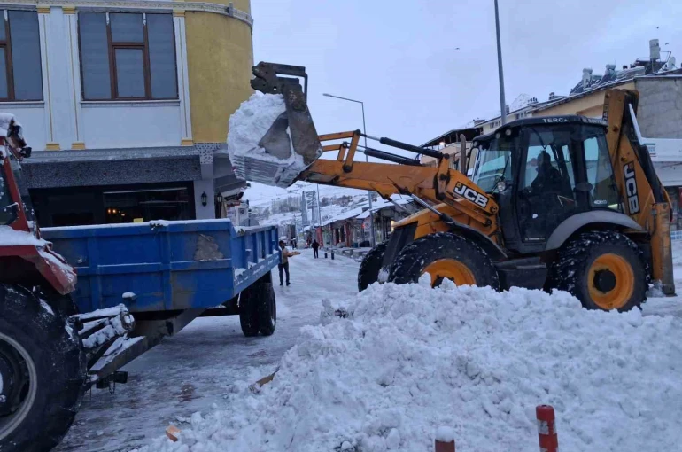 Tercan’da kar temizliği, Girlevik’te buz sarkıtları oluştu 