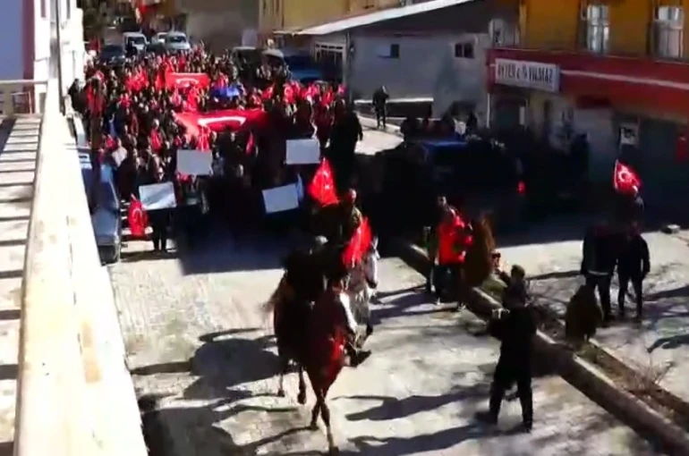 Tercan’da Kaymakam Duman’a şemsiye tartışması sonrası destek yürüyüşü 