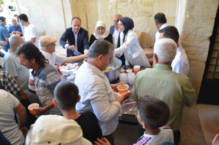 Tercan’da tarihi kervansarayda vatandaşlara aşure ikram edildi 