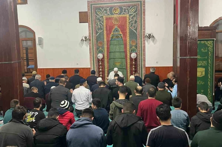 Tercan’da vatandaşlar Kadir Gecesi’nde camileri doldurdu 