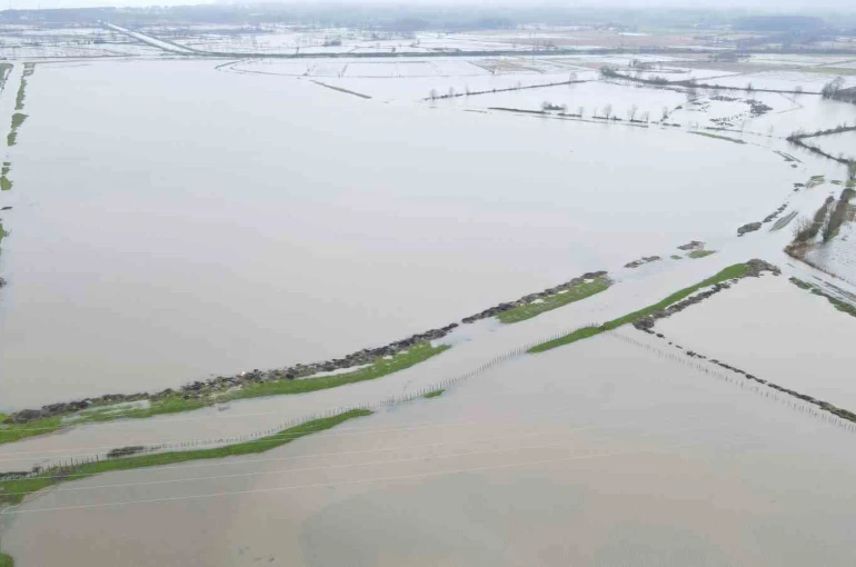 Terme’de ovada su taşkını, yüksekte kar esareti 