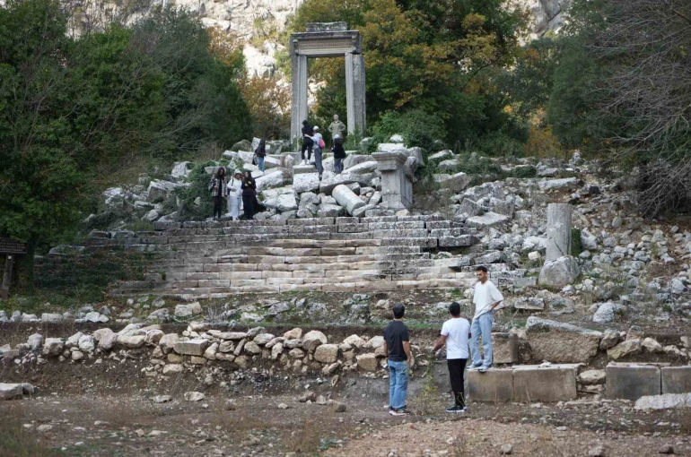 Termessos’ta ilk kazıda dans eden kadınlar mezarı, Antiochis’in anıt mezarı ve figürlü lahit parçaları ortaya çıkarıldı 