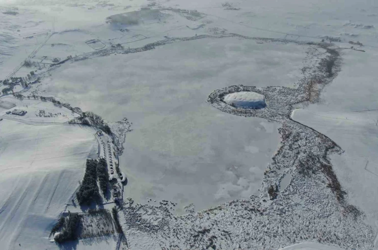 Termometreler eksi 21’i gösterdi, Hafik Gölü tamamen dondu