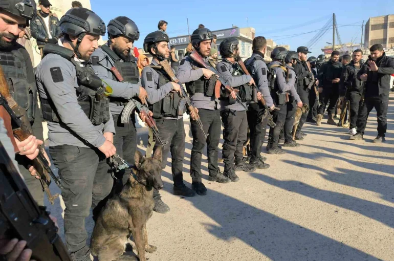 Terörden temizlenen Rakka’da özel eğitimli köpeklerle bomba arama çalışmaları 