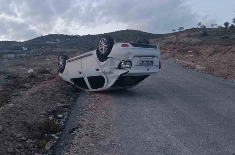 Ters dönen otomobilin sürücüsü, aracı bırakarak kaçtı 