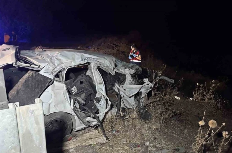 Ters şeride giren otomobil tankerle çarpışıp şarampole yuvarlandı: 1 ölü, 1’i ağır 2 yaralı 