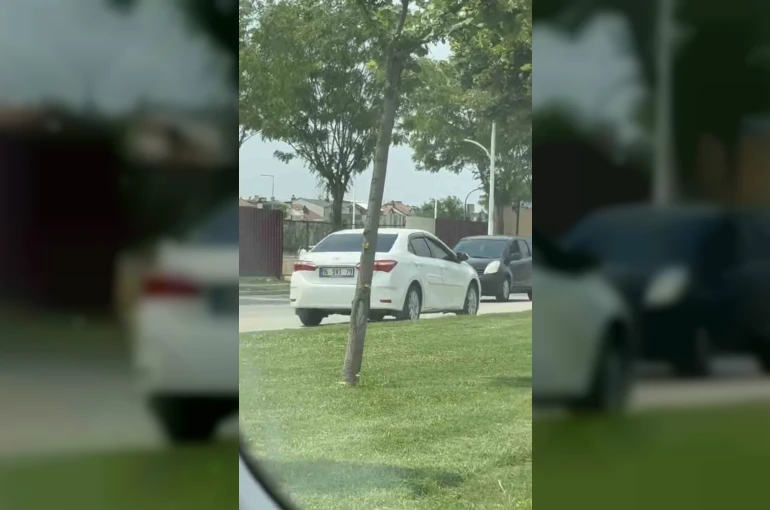 Ters şeritten giden otomobil, trafiği böyle kilitledi 