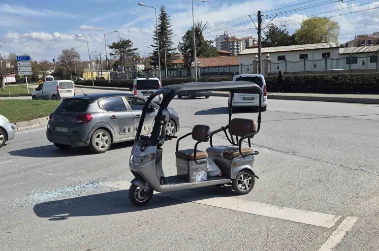 Ters yöne girmeye çalışan üç tekerlekli elektrikli araç kaza yaptı 