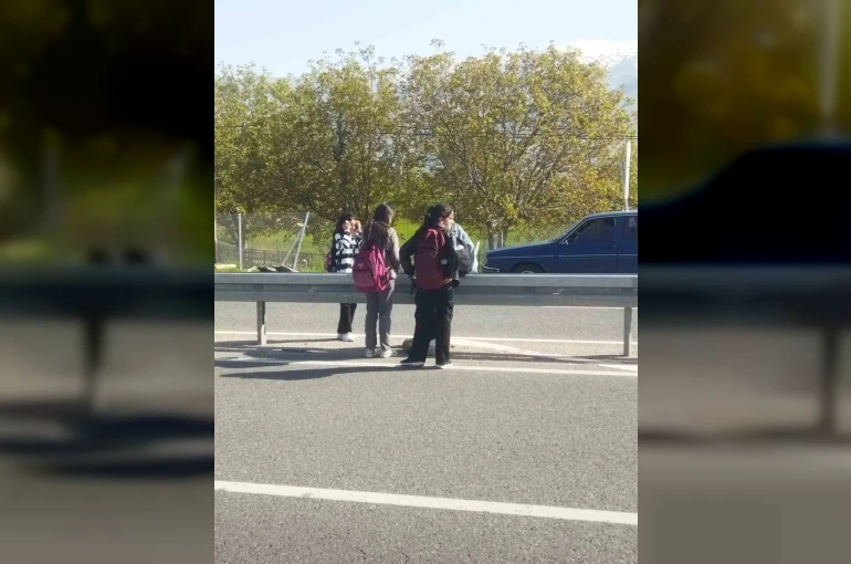 Terzibaba Mahallesi’nde öğrencilerin ulaşım tepkisi: "Çocuklar ölüm yolunda yürümek zorunda kalıyor" 