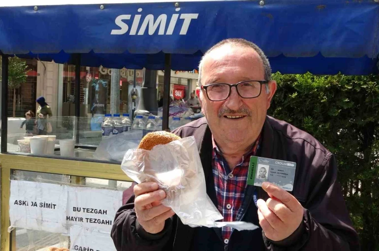 Tezgahı küçük, gönlü büyük engelli simitçi 