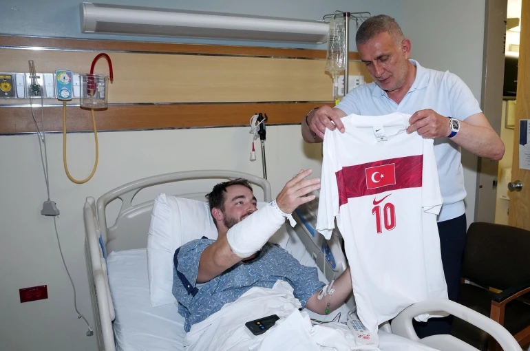 TFF Başkanı Hacıosmanoğlu, kaza geçiren polisi hastanede ziyaret etti 