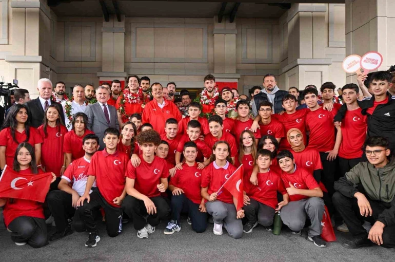 THY pilotundan A Millilere anons sürprizi: "Umut ve gurur yaşattınız" 