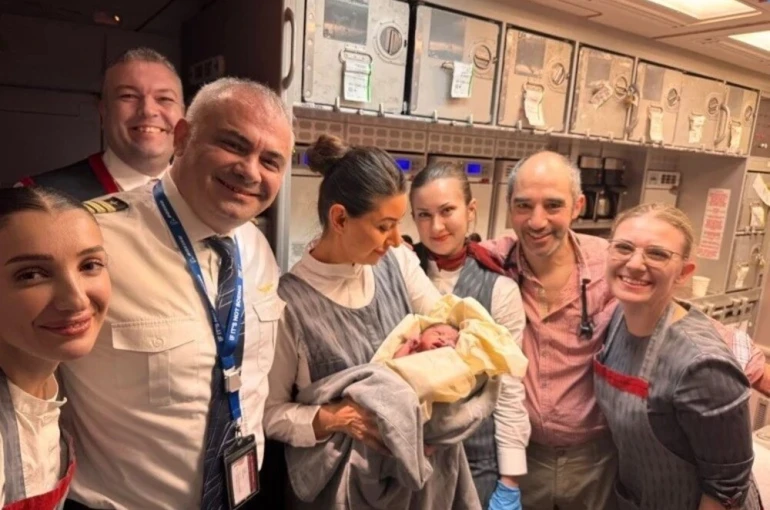 THY uçağında bebek sürprizi 