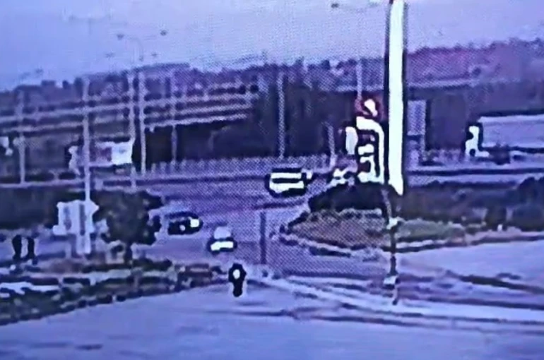 Ticari araç bariyerlere ok gibi saplandı: 2 kişinin hayatını kaybettiği feci kaza kamerada 