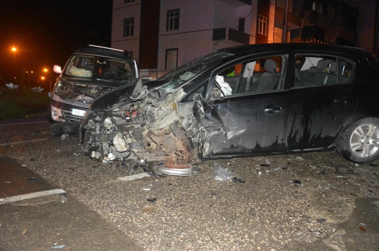 Ticari araç ile otomobilin çarpışması sonucu 1 ölü, 4 yaralı