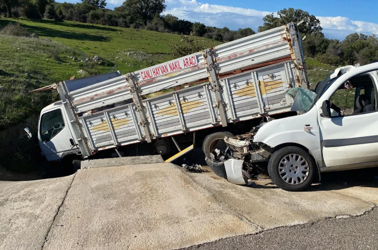 Ticari araçla kamyonet çarpıştı; 2’si ağır, 5 yaralı
