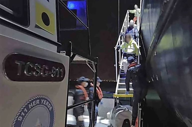 Ticari gemide yaralanan vatandaşa tıbbi tahliye 