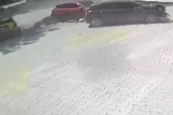 Ticari taksinin anne ile kızına çarptığı kazanın görüntüsü ortaya çıktı