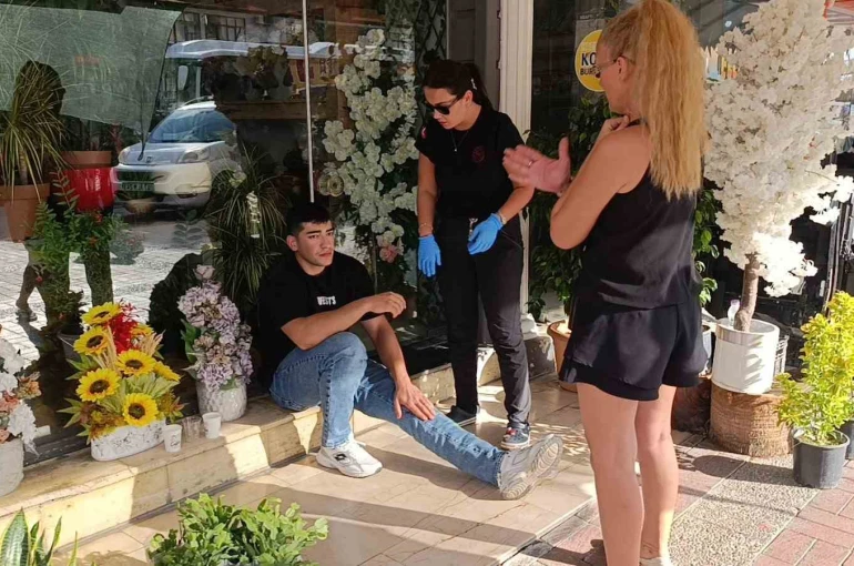 Ticari taksiyle çarpışan motosiklet savrulup başka bir otomobile çarptı: 1 yaralı 