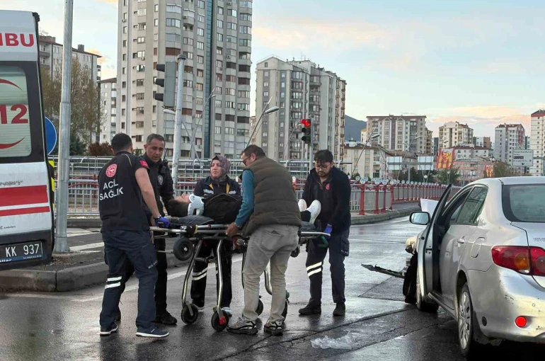Ticari taksiyle otomobil çarpıştı: 2 yaralı 