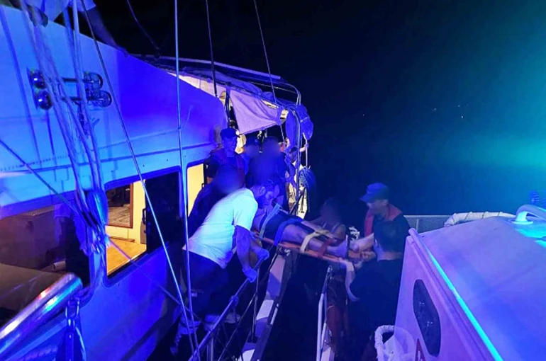 Ticari yatta yaralanan vatandaşa tıbbi tahliye