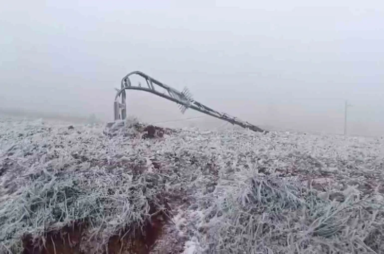 Tipi onlarca elektrik direğini yıktı, buzla kaplanan iletim hatları ekiplerce temizlendi 