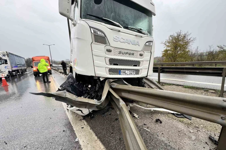 Tır bariyere saplandı 