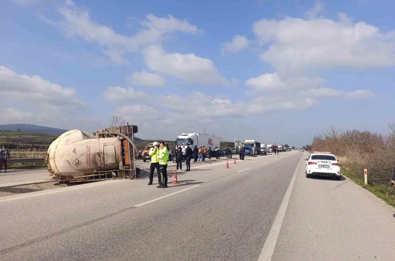 Tır devrildi: 1 yaralı 