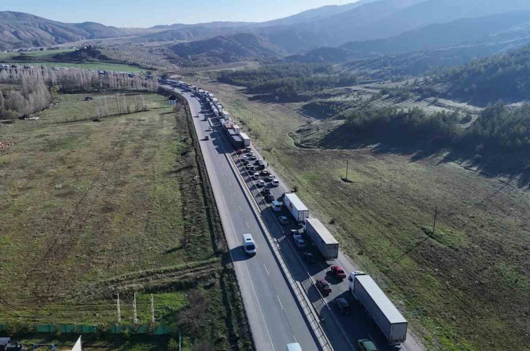 Tır devrildi, Kayseri-Sivas yolunda uzun araç kuyruğu oluştu 